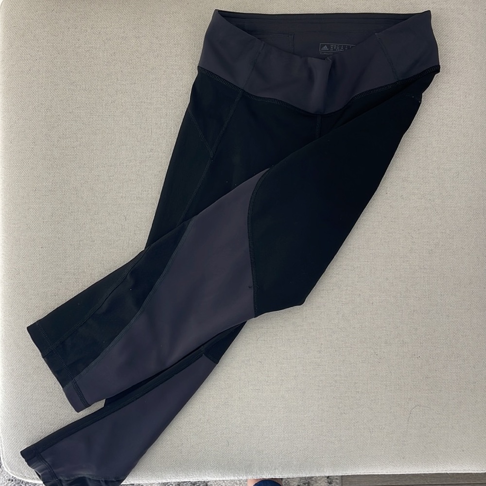 Nike climalite capri leggings. Has a bit yellow paint on the bottom.